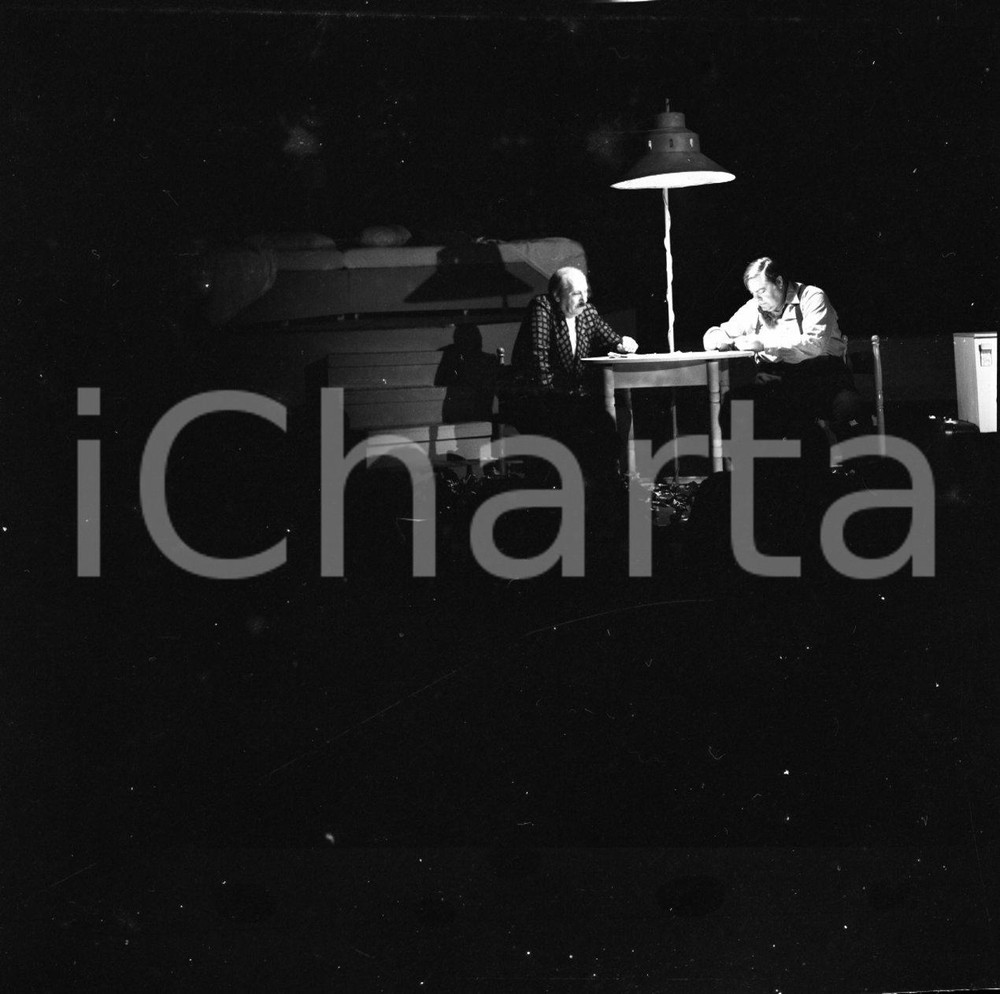 1973 Tino BUAZZELLI in teatro per "La rigenerazione" NEGATIVO ORIGINALE 6 Negativo originale in bianco e nero su pellicola.  E' SEVERAMENTE VIETATA LA RIPRODUZIONE.TUTTI I DIRITTI SONO RISERVATI.ICharta mette in vendita, sul negozio eBay e in esclusiva sul sito "icharta" il proprio archivio composto da numerose diapositive e negativi fotografici d'epoca, tutti originali e autentici.Si tratta di uno sguardo inedito sull'attualità, la politica, la vita quotidiana, il gossip e la cultura, che fotografa il cambiamento della nazione (e non solo) tra il 1890 ed il 1990 circa. Un'occasione unica per il mercato del collezionismo, che vede finalmente disponibile un archivio eccezionale per vastità, tematiche e condizioni, in un settore (il negativo fotografico e la diapositiva) di assoluta novità e dalle interessanti prospettive di investimento. CONDIZIONI:FAIR/discreto Difetti come da scansioneFORMATO: cm 6 x 6 originale e autentica 1