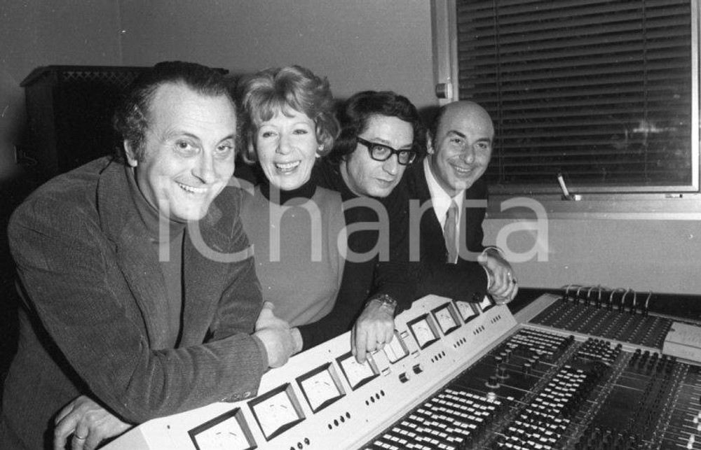 1975 ca Il QUARTETTO CETRA in sala di registrazione NEGATIVO ORIGINALE 7 Negativo originale in bianco e nero su pellicola.  E' SEVERAMENTE VIETATA LA RIPRODUZIONE.TUTTI I DIRITTI SONO RISERVATI.ICharta mette in vendita, sul negozio eBay e in esclusiva sul sito "icharta" il proprio archivio composto da numerose diapositive e negativi fotografici d'epoca, tutti originali e autentici.Si tratta di uno sguardo inedito sull'attualità, la politica, la vita quotidiana, il gossip e la cultura, che fotografa il cambiamento della nazione (e non solo) tra il 1890 ed il 1990 circa. Un'occasione unica per il mercato del collezionismo, che vede finalmente disponibile un archivio eccezionale per vastità, tematiche e condizioni, in un settore (il negativo fotografico e la diapositiva) di assoluta novità e dalle interessanti prospettive di investimento. CONDIZIONI:FAIR/discretoFORMATO: 35mm originale e autentica 1