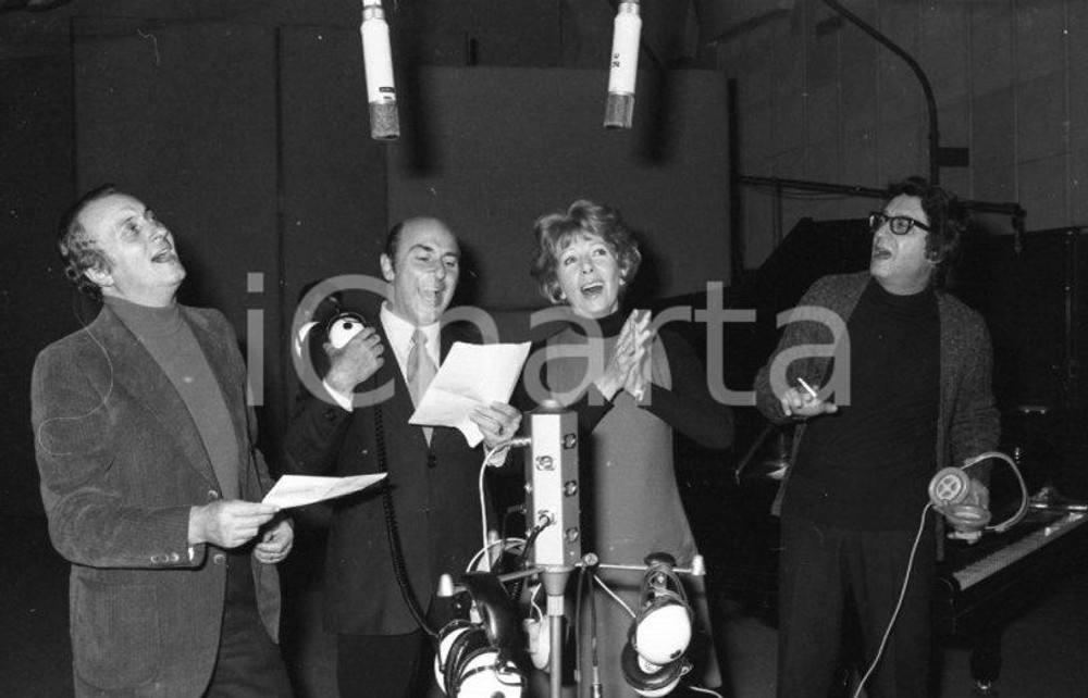 1975 ca Il QUARTETTO CETRA in sala di registrazione NEGATIVO ORIGINALE 16 Negativo originale in bianco e nero su pellicola.  E' SEVERAMENTE VIETATA LA RIPRODUZIONE.TUTTI I DIRITTI SONO RISERVATI.ICharta mette in vendita, sul negozio eBay e in esclusiva sul sito "icharta" il proprio archivio composto da numerose diapositive e negativi fotografici d'epoca, tutti originali e autentici.Si tratta di uno sguardo inedito sull'attualità, la politica, la vita quotidiana, il gossip e la cultura, che fotografa il cambiamento della nazione (e non solo) tra il 1890 ed il 1990 circa. Un'occasione unica per il mercato del collezionismo, che vede finalmente disponibile un archivio eccezionale per vastità, tematiche e condizioni, in un settore (il negativo fotografico e la diapositiva) di assoluta novità e dalle interessanti prospettive di investimento. CONDIZIONI:FAIR/discretoFORMATO: 35mm originale e autentica 1