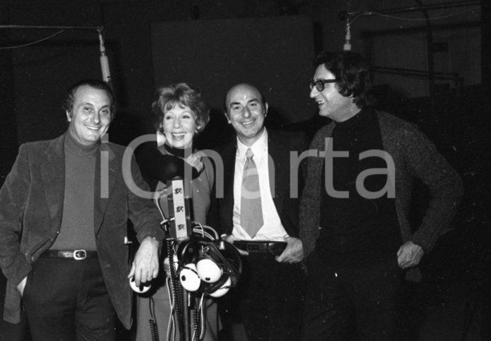 1980 ca Il QUARTETTO CETRA in sala di registrazione NEGATIVO ORIGINALE 22 Negativo originale in bianco e nero su pellicola.  E' SEVERAMENTE VIETATA LA RIPRODUZIONE.TUTTI I DIRITTI SONO RISERVATI.ICharta mette in vendita, sul negozio eBay e in esclusiva sul sito "icharta" il proprio archivio composto da numerose diapositive e negativi fotografici d'epoca, tutti originali e autentici.Si tratta di uno sguardo inedito sull'attualità, la politica, la vita quotidiana, il gossip e la cultura, che fotografa il cambiamento della nazione (e non solo) tra il 1890 ed il 1990 circa. Un'occasione unica per il mercato del collezionismo, che vede finalmente disponibile un archivio eccezionale per vastità, tematiche e condizioni, in un settore (il negativo fotografico e la diapositiva) di assoluta novità e dalle interessanti prospettive di investimento. CONDIZIONI:FAIR/discretoFORMATO: 35mm originale e autentica 1