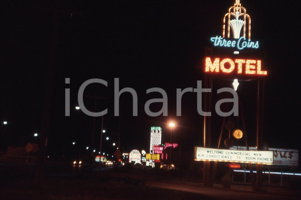 1965 USA VEGAS (?) THREE COINS MOTEL Retro motel serie  *35mm vintage slide Diapositiva originale, in formato 35 mm.Per i diritti rivolgersi a ICharta.ICharta mette in vendita, sul negozio eBay e in esclusiva sul sito "icharta" il proprio archivio composto da numerose diapositive e negativi fotografici d'epoca, tutti originali e autentici.Si tratta di uno sguardo inedito sull'attualità, la politica, la vita quotidiana, il gossip e la cultura, che fotografa il cambiamento della nazione (e non solo) tra il 1890 ed il 1990 circa. Un'occasione unica per il mercato del collezionismo, che vede finalmente disponibile un archivio eccezionale per vastità, tematiche e condizioni, in un settore (il negativo fotografico e la diapositiva) di assoluta novità e dalle interessanti prospettive di investimento.  FAIR/discreto  FORMATO: 35mm originale e autentica 1