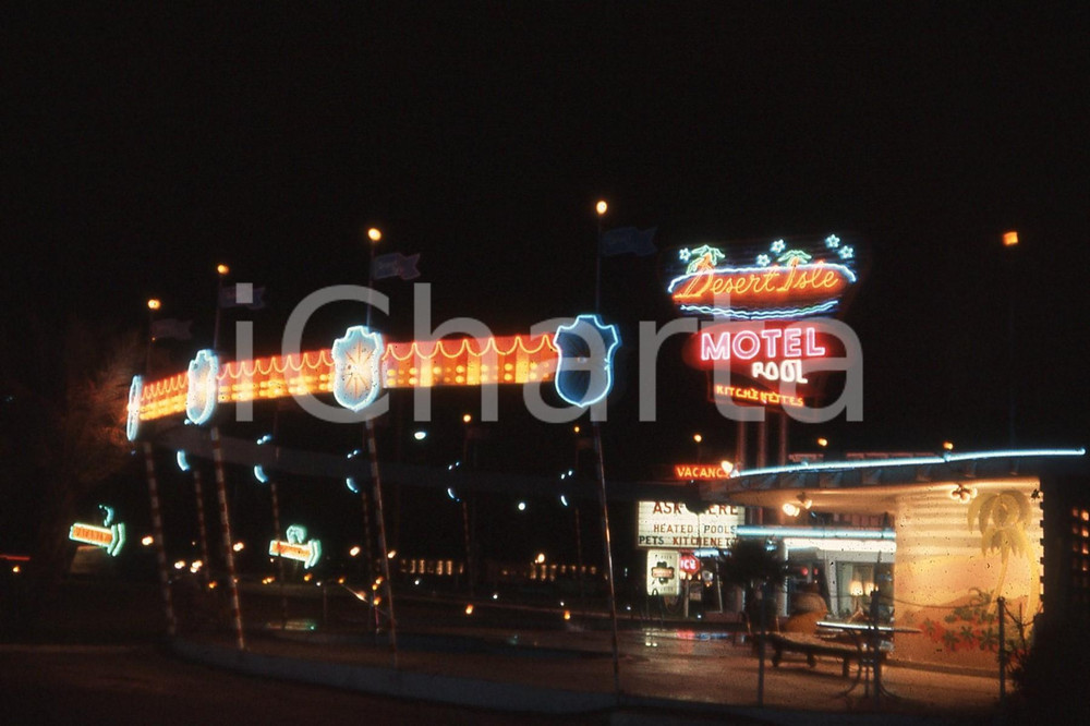 1962 VEGAS DESERT ISLE MOTEL Serie retro motel  *35mm vintage slide Diapositiva originale, in formato 35 mm.Per i diritti rivolgersi a ICharta.ICharta mette in vendita, sul negozio eBay e in esclusiva sul sito "icharta" il proprio archivio composto da numerose diapositive e negativi fotografici d'epoca, tutti originali e autentici.Si tratta di uno sguardo inedito sull'attualità, la politica, la vita quotidiana, il gossip e la cultura, che fotografa il cambiamento della nazione (e non solo) tra il 1890 ed il 1990 circa. Un'occasione unica per il mercato del collezionismo, che vede finalmente disponibile un archivio eccezionale per vastità, tematiche e condizioni, in un settore (il negativo fotografico e la diapositiva) di assoluta novità e dalle interessanti prospettive di investimento.  FAIR/discreto  FORMATO: 35mm originale e autentica 1