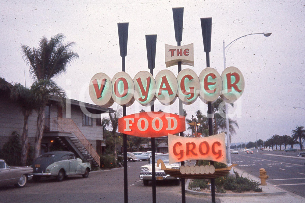 1961 THE VOYAGER FOOD GROG USA Retro tavern *35mm vintage slide Diapositiva originale, in formato 35 mm.Per i diritti rivolgersi a ICharta.ICharta mette in vendita, sul negozio eBay e in esclusiva sul sito "icharta" il proprio archivio composto da numerose diapositive e negativi fotografici d'epoca, tutti originali e autentici.Si tratta di uno sguardo inedito sull'attualità, la politica, la vita quotidiana, il gossip e la cultura, che fotografa il cambiamento della nazione (e non solo) tra il 1890 ed il 1990 circa. Un'occasione unica per il mercato del collezionismo, che vede finalmente disponibile un archivio eccezionale per vastità, tematiche e condizioni, in un settore (il negativo fotografico e la diapositiva) di assoluta novità e dalle interessanti prospettive di investimento.  FAIR/discreto Difetti come da scansione FORMATO: 35mm originale e autentica 1