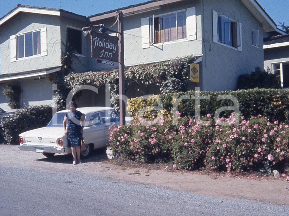 1963 USA HOLIDAY INN VACANCY Retro motel serie *35mm vintage slide Diapositiva originale, in formato 35 mm.Per i diritti rivolgersi a ICharta.ICharta mette in vendita, sul negozio eBay e in esclusiva sul sito "icharta" il proprio archivio composto da numerose diapositive e negativi fotografici d'epoca, tutti originali e autentici.Si tratta di uno sguardo inedito sull'attualità, la politica, la vita quotidiana, il gossip e la cultura, che fotografa il cambiamento della nazione (e non solo) tra il 1890 ed il 1990 circa. Un'occasione unica per il mercato del collezionismo, che vede finalmente disponibile un archivio eccezionale per vastità, tematiche e condizioni, in un settore (il negativo fotografico e la diapositiva) di assoluta novità e dalle interessanti prospettive di investimento.  FAIR/discreto Difetti come da scansione FORMATO: 35mm originale e autentica 1