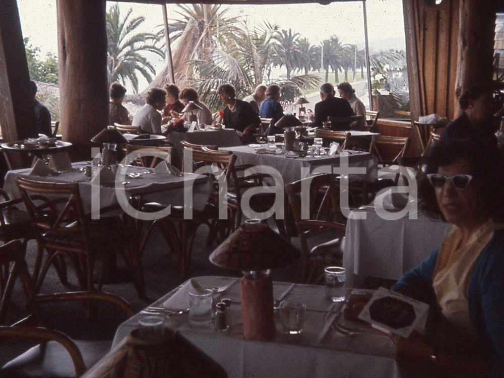 1961 RICHFIELD (UT) Breakfast in MOUNTAIR MOTEL *35mm vintage slide Diapositiva originale, in formato 35 mm.Per i diritti rivolgersi a ICharta.ICharta mette in vendita, sul negozio eBay e in esclusiva sul sito "icharta" il proprio archivio composto da numerose diapositive e negativi fotografici d'epoca, tutti originali e autentici.Si tratta di uno sguardo inedito sull'attualità, la politica, la vita quotidiana, il gossip e la cultura, che fotografa il cambiamento della nazione (e non solo) tra il 1890 ed il 1990 circa. Un'occasione unica per il mercato del collezionismo, che vede finalmente disponibile un archivio eccezionale per vastità, tematiche e condizioni, in un settore (il negativo fotografico e la diapositiva) di assoluta novità e dalle interessanti prospettive di investimento.  FAIR/discreto Difetti come da scansione FORMATO: 35mm originale e autentica 1