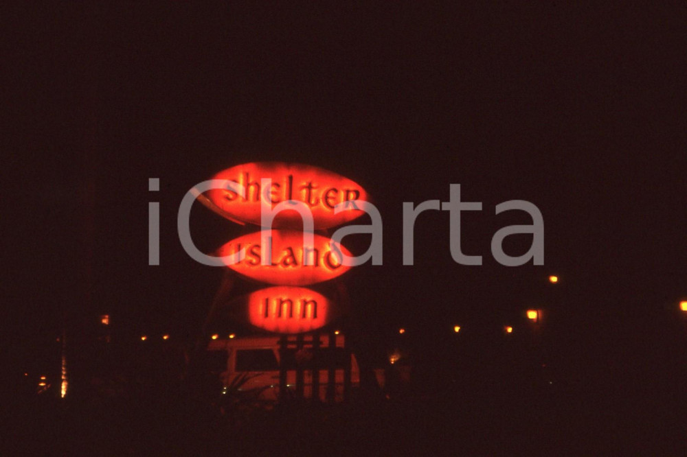 1961 SHELTER ISLAND INN Retro motel serie *35mm vintage slide Diapositiva originale, in formato 35 mm.Per i diritti rivolgersi a ICharta.ICharta mette in vendita, sul negozio eBay e in esclusiva sul sito "icharta" il proprio archivio composto da numerose diapositive e negativi fotografici d'epoca, tutti originali e autentici.Si tratta di uno sguardo inedito sull'attualità, la politica, la vita quotidiana, il gossip e la cultura, che fotografa il cambiamento della nazione (e non solo) tra il 1890 ed il 1990 circa. Un'occasione unica per il mercato del collezionismo, che vede finalmente disponibile un archivio eccezionale per vastità, tematiche e condizioni, in un settore (il negativo fotografico e la diapositiva) di assoluta novità e dalle interessanti prospettive di investimento.  FAIR/discreto Difetti come da scansione FORMATO: 35mm originale e autentica 1