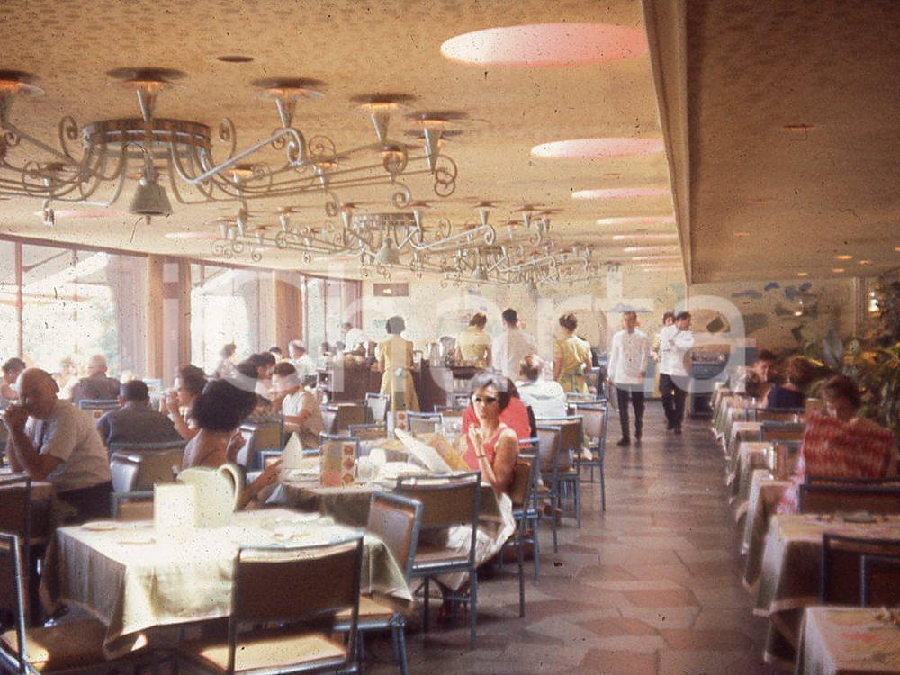 1963 Retro elegant breakfast in USA  *35mm vintage slide Diapositiva originale, in formato 35 mm.Per i diritti rivolgersi a ICharta.ICharta mette in vendita, sul negozio eBay e in esclusiva sul sito "icharta" il proprio archivio composto da numerose diapositive e negativi fotografici d'epoca, tutti originali e autentici.Si tratta di uno sguardo inedito sull'attualità, la politica, la vita quotidiana, il gossip e la cultura, che fotografa il cambiamento della nazione (e non solo) tra il 1890 ed il 1990 circa. Un'occasione unica per il mercato del collezionismo, che vede finalmente disponibile un archivio eccezionale per vastità, tematiche e condizioni, in un settore (il negativo fotografico e la diapositiva) di assoluta novità e dalle interessanti prospettive di investimento.  FAIR/discreto Difetti come da scansione FORMATO: 35mm originale e autentica 1