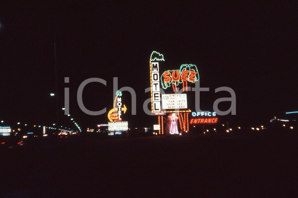 1961 LAS VEGAS MOTEL SUEZ Retro motel serie *35mm vintage slide Diapositiva originale, in formato 35 mm.Per i diritti rivolgersi a ICharta.ICharta mette in vendita, sul negozio eBay e in esclusiva sul sito "icharta" il proprio archivio composto da numerose diapositive e negativi fotografici d'epoca, tutti originali e autentici.Si tratta di uno sguardo inedito sull'attualità, la politica, la vita quotidiana, il gossip e la cultura, che fotografa il cambiamento della nazione (e non solo) tra il 1890 ed il 1990 circa. Un'occasione unica per il mercato del collezionismo, che vede finalmente disponibile un archivio eccezionale per vastità, tematiche e condizioni, in un settore (il negativo fotografico e la diapositiva) di assoluta novità e dalle interessanti prospettive di investimento.  FAIR/discreto  FORMATO: 35mm originale e autentica 1