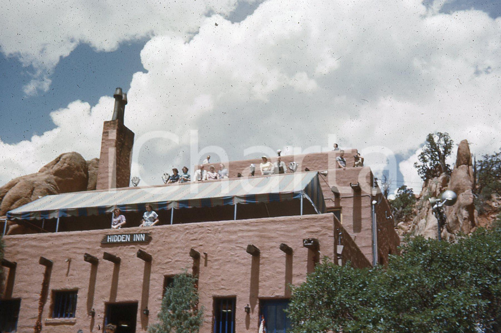 1961 COLORADO SPRINGS HIDDEN INN HOTEL Retro hotel serie *35mm vintage slide Diapositiva originale, in formato 35 mm.Per i diritti rivolgersi a ICharta.ICharta mette in vendita, sul negozio eBay e in esclusiva sul sito "icharta" il proprio archivio composto da numerose diapositive e negativi fotografici d'epoca, tutti originali e autentici.Si tratta di uno sguardo inedito sull'attualità, la politica, la vita quotidiana, il gossip e la cultura, che fotografa il cambiamento della nazione (e non solo) tra il 1890 ed il 1990 circa. Un'occasione unica per il mercato del collezionismo, che vede finalmente disponibile un archivio eccezionale per vastità, tematiche e condizioni, in un settore (il negativo fotografico e la diapositiva) di assoluta novità e dalle interessanti prospettive di investimento.  FAIR/discreto Difetti come da scansione FORMATO: 35mm originale e autentica 1