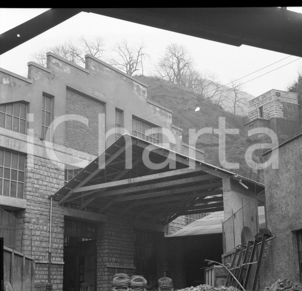 1949 LUMEZZANE (BS) fraz. MEZZALLUNA Armerie Gnutti interni 4 NEGATIVO ORIGINALE Negativo originale in bianco e nero su pellicola.  E' SEVERAMENTE VIETATA LA RIPRODUZIONE.TUTTI I DIRITTI SONO RISERVATI.ICharta mette in vendita, sul negozio eBay e in esclusiva sul sito "icharta" il proprio archivio composto da numerose diapositive e negativi fotografici d'epoca, tutti originali e autentici.Si tratta di uno sguardo inedito sull'attualità, la politica, la vita quotidiana, il gossip e la cultura, che fotografa il cambiamento della nazione (e non solo) tra il 1890 ed il 1990 circa. Un'occasione unica per il mercato del collezionismo, che vede finalmente disponibile un archivio eccezionale per vastità, tematiche e condizioni, in un settore (il negativo fotografico e la diapositiva) di assoluta novità e dalle interessanti prospettive di investimento. CONDIZIONI:FAIR/discretoFORMATO: cm 6 x 6 originale e autentica 1