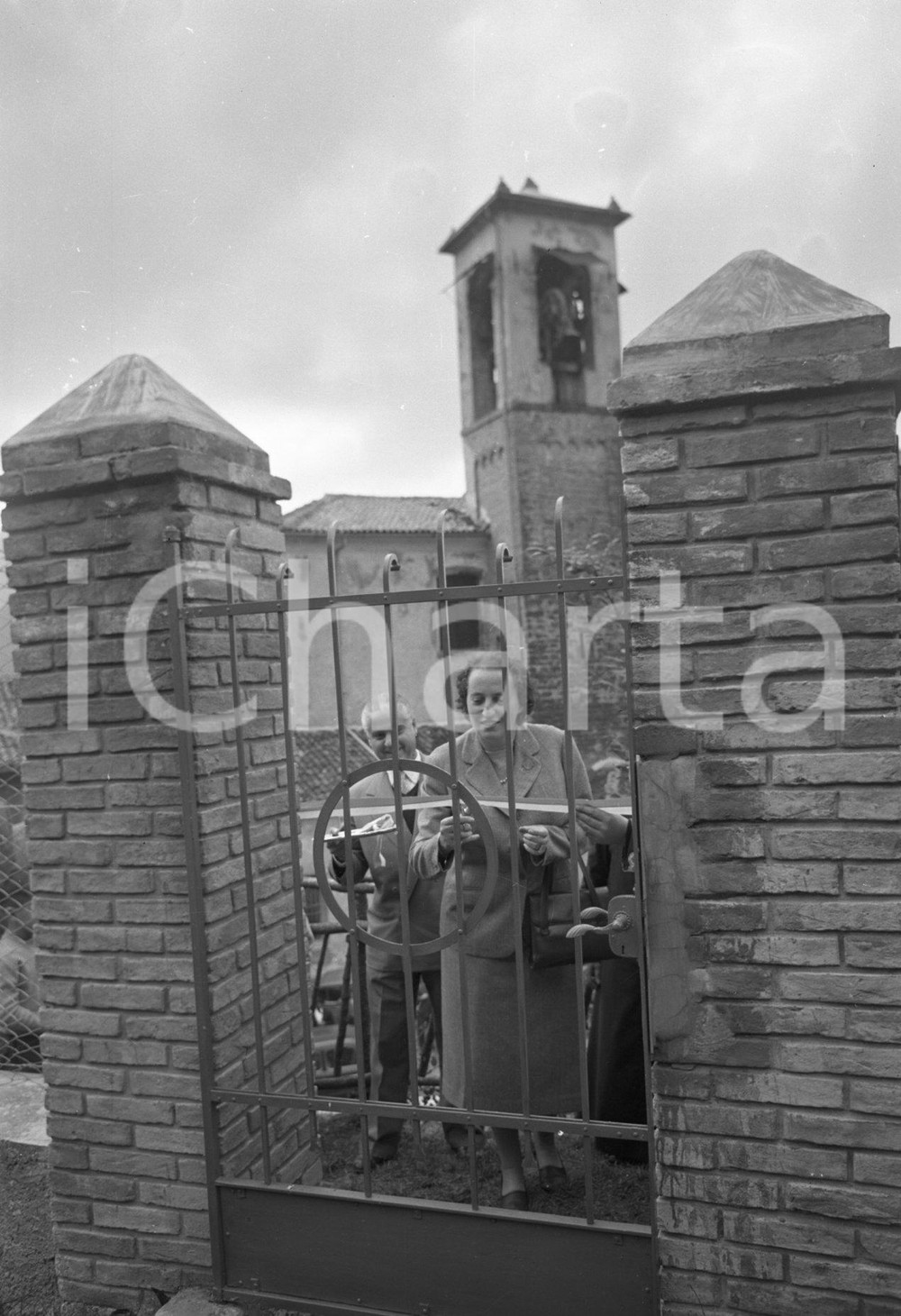 1955 MARMENTINO OMBRIANO Congr. climatologia apertura lavori NEGATIVO ORIGINALE Negativo originale in bianco e nero su pellicola.  E' SEVERAMENTE VIETATA LA RIPRODUZIONE.TUTTI I DIRITTI SONO RISERVATI.ICharta mette in vendita, sul negozio eBay e in esclusiva sul sito "icharta" il proprio archivio composto da numerose diapositive e negativi fotografici d'epoca, tutti originali e autentici.Si tratta di uno sguardo inedito sull'attualità, la politica, la vita quotidiana, il gossip e la cultura, che fotografa il cambiamento della nazione (e non solo) tra il 1890 ed il 1990 circa. Un'occasione unica per il mercato del collezionismo, che vede finalmente disponibile un archivio eccezionale per vastità, tematiche e condizioni, in un settore (il negativo fotografico e la diapositiva) di assoluta novità e dalle interessanti prospettive di investimento. CONDIZIONI:FAIR/discretoFORMATO: cm 6 x 9 originale e autentica 1