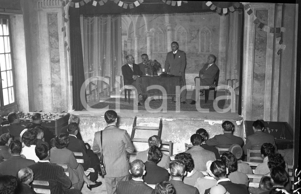 1955 MARMENTINO (BS) fraz OMBRIANO Congresso climatologia (4) NEGATIVO ORIGINALE Negativo originale in bianco e nero su pellicola.  E' SEVERAMENTE VIETATA LA RIPRODUZIONE.TUTTI I DIRITTI SONO RISERVATI.ICharta mette in vendita, sul negozio eBay e in esclusiva sul sito "icharta" il proprio archivio composto da numerose diapositive e negativi fotografici d'epoca, tutti originali e autentici.Si tratta di uno sguardo inedito sull'attualità, la politica, la vita quotidiana, il gossip e la cultura, che fotografa il cambiamento della nazione (e non solo) tra il 1890 ed il 1990 circa. Un'occasione unica per il mercato del collezionismo, che vede finalmente disponibile un archivio eccezionale per vastità, tematiche e condizioni, in un settore (il negativo fotografico e la diapositiva) di assoluta novità e dalle interessanti prospettive di investimento. CONDIZIONI:FAIR/discretoFORMATO: cm 9 x 6 originale e autentica 1