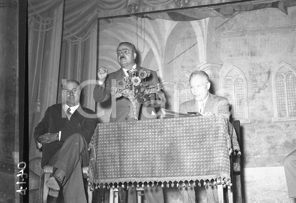 1955 MARMENTINO (BS) fraz OMBRIANO Congresso climatologia (3) NEGATIVO ORIGINALE Negativo originale in bianco e nero su pellicola.  E' SEVERAMENTE VIETATA LA RIPRODUZIONE.TUTTI I DIRITTI SONO RISERVATI.ICharta mette in vendita, sul negozio eBay e in esclusiva sul sito "icharta" il proprio archivio composto da numerose diapositive e negativi fotografici d'epoca, tutti originali e autentici.Si tratta di uno sguardo inedito sull'attualità, la politica, la vita quotidiana, il gossip e la cultura, che fotografa il cambiamento della nazione (e non solo) tra il 1890 ed il 1990 circa. Un'occasione unica per il mercato del collezionismo, che vede finalmente disponibile un archivio eccezionale per vastità, tematiche e condizioni, in un settore (il negativo fotografico e la diapositiva) di assoluta novità e dalle interessanti prospettive di investimento. CONDIZIONI:FAIR/discretoFORMATO: cm 9 x 6 originale e autentica 1