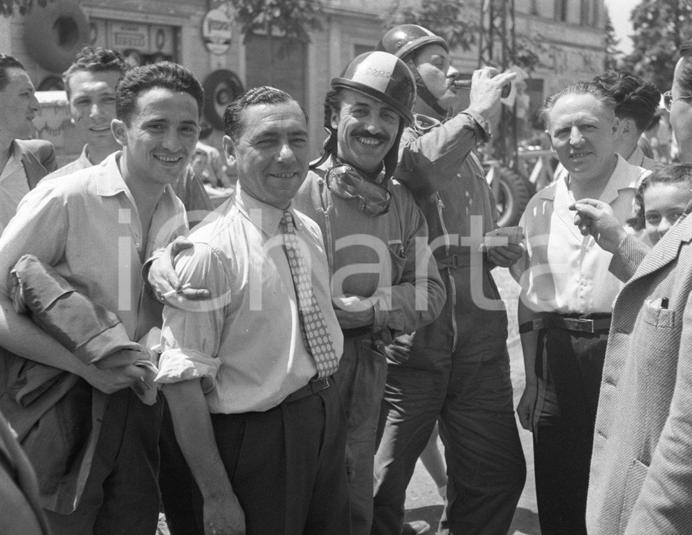 1951 BRESCIA Audax Vespistico dei 1000 Km NEGATIVO ORIGINALE (6) Negativo originale in bianco e nero su pellicola.  E' SEVERAMENTE VIETATA LA RIPRODUZIONE.TUTTI I DIRITTI SONO RISERVATI.ICharta mette in vendita, sul negozio eBay e in esclusiva sul sito "icharta" il proprio archivio composto da numerose diapositive e negativi fotografici d'epoca, tutti originali e autentici.Si tratta di uno sguardo inedito sull'attualità, la politica, la vita quotidiana, il gossip e la cultura, che fotografa il cambiamento della nazione (e non solo) tra il 1890 ed il 1990 circa. Un'occasione unica per il mercato del collezionismo, che vede finalmente disponibile un archivio eccezionale per vastità, tematiche e condizioni, in un settore (il negativo fotografico e la diapositiva) di assoluta novità e dalle interessanti prospettive di investimento. CONDIZIONI:FAIR/discretoFORMATO: cm 6 x 4,5 originale e autentica 1