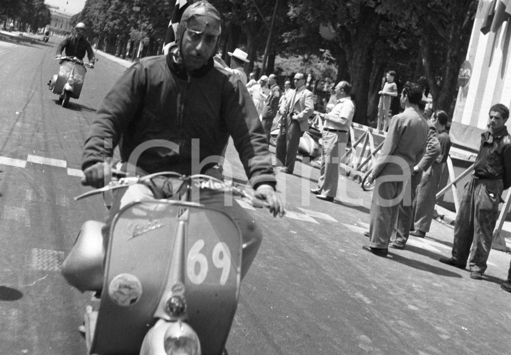 1951 BRESCIA Audax Vespistico dei 1000 Km NEGATIVO ORIGINALE (9) Negativo originale in bianco e nero su pellicola.  E' SEVERAMENTE VIETATA LA RIPRODUZIONE.TUTTI I DIRITTI SONO RISERVATI.ICharta mette in vendita, sul negozio eBay e in esclusiva sul sito "icharta" il proprio archivio composto da numerose diapositive e negativi fotografici d'epoca, tutti originali e autentici.Si tratta di uno sguardo inedito sull'attualità, la politica, la vita quotidiana, il gossip e la cultura, che fotografa il cambiamento della nazione (e non solo) tra il 1890 ed il 1990 circa. Un'occasione unica per il mercato del collezionismo, che vede finalmente disponibile un archivio eccezionale per vastità, tematiche e condizioni, in un settore (il negativo fotografico e la diapositiva) di assoluta novità e dalle interessanti prospettive di investimento. CONDIZIONI:FAIR/discretoFORMATO: cm 6 x 4,5 originale e autentica 1