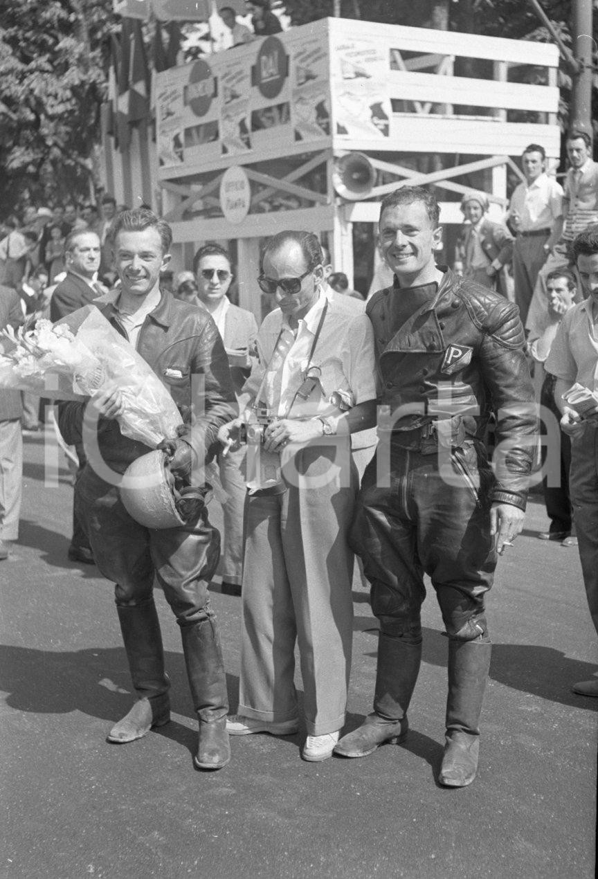 1951 BRESCIA Audax Vespistico dei 1000 Km NEGATIVO ORIGINALE (17) Negativo originale in bianco e nero su pellicola.  E' SEVERAMENTE VIETATA LA RIPRODUZIONE.TUTTI I DIRITTI SONO RISERVATI.ICharta mette in vendita, sul negozio eBay e in esclusiva sul sito "icharta" il proprio archivio composto da numerose diapositive e negativi fotografici d'epoca, tutti originali e autentici.Si tratta di uno sguardo inedito sull'attualità, la politica, la vita quotidiana, il gossip e la cultura, che fotografa il cambiamento della nazione (e non solo) tra il 1890 ed il 1990 circa. Un'occasione unica per il mercato del collezionismo, che vede finalmente disponibile un archivio eccezionale per vastità, tematiche e condizioni, in un settore (il negativo fotografico e la diapositiva) di assoluta novità e dalle interessanti prospettive di investimento. CONDIZIONI:FAIR/discretoFORMATO: cm 6 x 4,5 originale e autentica 1