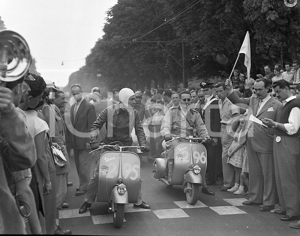 1951 BRESCIA Audax Vespistico di 1000 Km Vespe in partenza_NEGATIVO_ORIGINALE_59 Sulla destra, il sindaco Bruno Boni con la bandierina di partenza Negativo originale in bianco e nero su pellicola.  E' SEVERAMENTE VIETATA LA RIPRODUZIONE.TUTTI I DIRITTI SONO RISERVATI.ICharta mette in vendita, sul negozio eBay e in esclusiva sul sito "icharta" il proprio archivio composto da numerose diapositive e negativi fotografici d'epoca, tutti originali e autentici.Si tratta di uno sguardo inedito sull'attualità, la politica, la vita quotidiana, il gossip e la cultura, che fotografa il cambiamento della nazione (e non solo) tra il 1890 ed il 1990 circa. Un'occasione unica per il mercato del collezionismo, che vede finalmente disponibile un archivio eccezionale per vastità, tematiche e condizioni, in un settore (il negativo fotografico e la diapositiva) di assoluta novità e dalle interessanti prospettive di investimento. CONDIZIONI:FAIR/discretoFORMATO: cm 6 x 4,5 originale e autentica 1