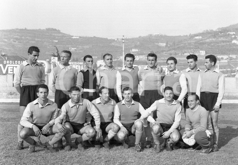 BRESCIA CALCIO Campionato 1952/53 serie B  NEGATIVO ORIGINALE 1 Negativo originale in bianco e nero su pellicola.  E' SEVERAMENTE VIETATA LA RIPRODUZIONE.TUTTI I DIRITTI SONO RISERVATI.ICharta mette in vendita, sul negozio eBay e in esclusiva sul sito "icharta" il proprio archivio composto da numerose diapositive e negativi fotografici d'epoca, tutti originali e autentici.Si tratta di uno sguardo inedito sull'attualità, la politica, la vita quotidiana, il gossip e la cultura, che fotografa il cambiamento della nazione (e non solo) tra il 1890 ed il 1990 circa. Un'occasione unica per il mercato del collezionismo, che vede finalmente disponibile un archivio eccezionale per vastità, tematiche e condizioni, in un settore (il negativo fotografico e la diapositiva) di assoluta novità e dalle interessanti prospettive di investimento. CONDIZIONI:FAIR/discretoFORMATO: cm 6 x 4,5 originale e autentica 1