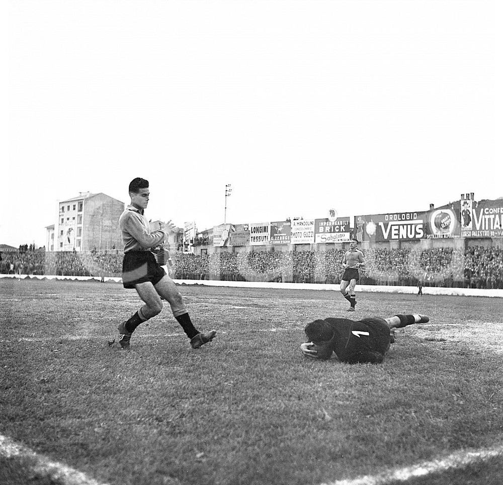 BRESCIA CALCIO 1 CATANIA 0 Campionato 1952/53 serie B NEGATIVO ORIGINALE 6 Negativo originale in bianco e nero su pellicola.  E' SEVERAMENTE VIETATA LA RIPRODUZIONE.TUTTI I DIRITTI SONO RISERVATI.ICharta mette in vendita, sul negozio eBay e in esclusiva sul sito "icharta" il proprio archivio composto da numerose diapositive e negativi fotografici d'epoca, tutti originali e autentici.Si tratta di uno sguardo inedito sull'attualità, la politica, la vita quotidiana, il gossip e la cultura, che fotografa il cambiamento della nazione (e non solo) tra il 1890 ed il 1990 circa. Un'occasione unica per il mercato del collezionismo, che vede finalmente disponibile un archivio eccezionale per vastità, tematiche e condizioni, in un settore (il negativo fotografico e la diapositiva) di assoluta novità e dalle interessanti prospettive di investimento. CONDIZIONI:FAIR/discretoFORMATO: cm 6 x 6 originale e autentica 1