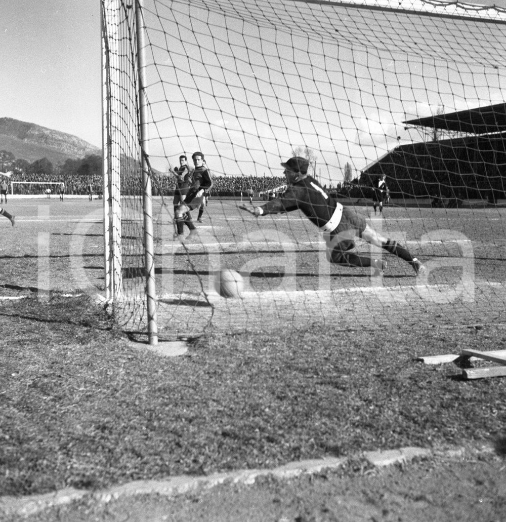 BRESCIA CALCIO 1 CAGLIARI 0 Campionato 1952/53 serie B goal NEGATIVO ORIGINALE Negativo originale in bianco e nero su pellicola.  E' SEVERAMENTE VIETATA LA RIPRODUZIONE.TUTTI I DIRITTI SONO RISERVATI.ICharta mette in vendita, sul negozio eBay e in esclusiva sul sito "icharta" il proprio archivio composto da numerose diapositive e negativi fotografici d'epoca, tutti originali e autentici.Si tratta di uno sguardo inedito sull'attualità, la politica, la vita quotidiana, il gossip e la cultura, che fotografa il cambiamento della nazione (e non solo) tra il 1890 ed il 1990 circa. Un'occasione unica per il mercato del collezionismo, che vede finalmente disponibile un archivio eccezionale per vastità, tematiche e condizioni, in un settore (il negativo fotografico e la diapositiva) di assoluta novità e dalle interessanti prospettive di investimento. CONDIZIONI:FAIR/discretoFORMATO: cm 6 x 6 originale e autentica 1
