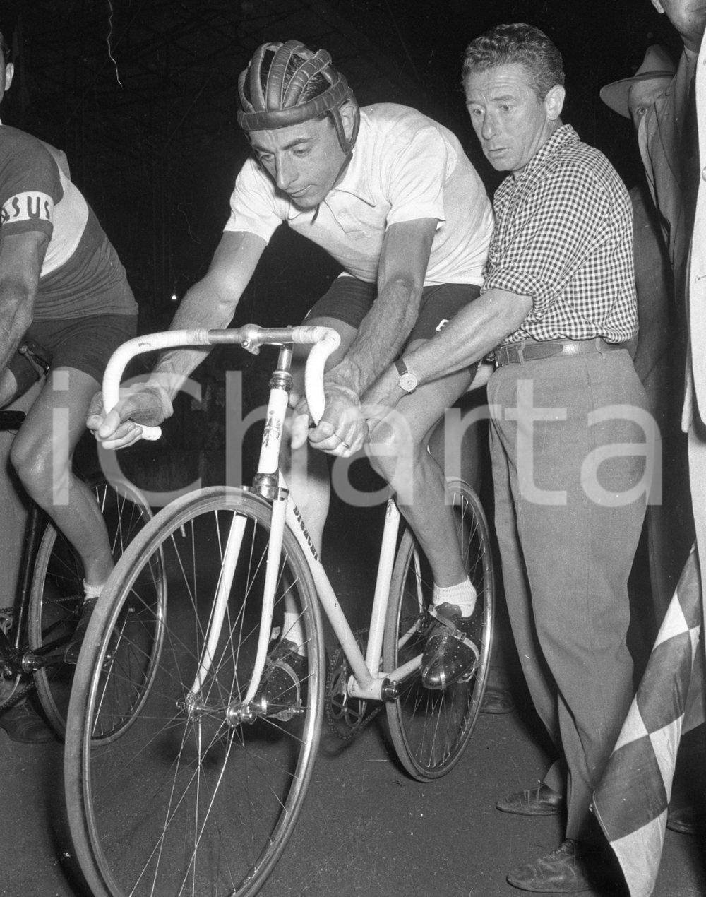 CICLISMO 1952 in notturna al Rigamonti Brescia con Fausto COPPI NEGATIVO ORIG 10 Negativo originale in bianco e nero su pellicola.  E' SEVERAMENTE VIETATA LA RIPRODUZIONE.TUTTI I DIRITTI SONO RISERVATI.ICharta mette in vendita, sul negozio eBay e in esclusiva sul sito "icharta" il proprio archivio composto da numerose diapositive e negativi fotografici d'epoca, tutti originali e autentici.Si tratta di uno sguardo inedito sull'attualità, la politica, la vita quotidiana, il gossip e la cultura, che fotografa il cambiamento della nazione (e non solo) tra il 1890 ed il 1990 circa. Un'occasione unica per il mercato del collezionismo, che vede finalmente disponibile un archivio eccezionale per vastità, tematiche e condizioni, in un settore (il negativo fotografico e la diapositiva) di assoluta novità e dalle interessanti prospettive di investimento. CONDIZIONI:FAIR/discretoFORMATO: cm 4,5 x  6 originale e autentica 1