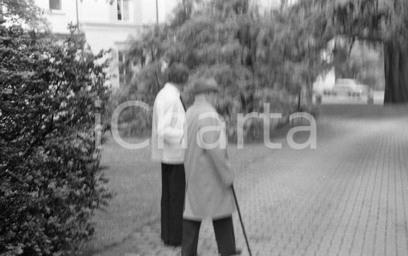 1975 MANOIR DE BAN Charlie CHAPLIN nel suo giardino NEGATIVO ORIGINALE 19 Negativo originale in bianco e nero su pellicola.  E' SEVERAMENTE VIETATA LA RIPRODUZIONE.TUTTI I DIRITTI SONO RISERVATI.ICharta mette in vendita, sul negozio eBay e in esclusiva sul sito "icharta" il proprio archivio composto da numerose diapositive e negativi fotografici d'epoca, tutti originali e autentici.Si tratta di uno sguardo inedito sull'attualità, la politica, la vita quotidiana, il gossip e la cultura, che fotografa il cambiamento della nazione (e non solo) tra il 1890 ed il 1990 circa. Un'occasione unica per il mercato del collezionismo, che vede finalmente disponibile un archivio eccezionale per vastità, tematiche e condizioni, in un settore (il negativo fotografico e la diapositiva) di assoluta novità e dalle interessanti prospettive di investimento. CONDIZIONI:FAIR/discreto Sfocato all'origineFORMATO: 35mm originale e autentica 1