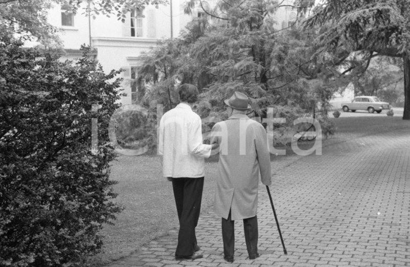 1975 MANOIR DE BAN Charlie CHAPLIN nel suo giardino NEGATIVO ORIGINALE 23 Negativo originale in bianco e nero su pellicola.  E' SEVERAMENTE VIETATA LA RIPRODUZIONE.TUTTI I DIRITTI SONO RISERVATI.ICharta mette in vendita, sul negozio eBay e in esclusiva sul sito "icharta" il proprio archivio composto da numerose diapositive e negativi fotografici d'epoca, tutti originali e autentici.Si tratta di uno sguardo inedito sull'attualità, la politica, la vita quotidiana, il gossip e la cultura, che fotografa il cambiamento della nazione (e non solo) tra il 1890 ed il 1990 circa. Un'occasione unica per il mercato del collezionismo, che vede finalmente disponibile un archivio eccezionale per vastità, tematiche e condizioni, in un settore (il negativo fotografico e la diapositiva) di assoluta novità e dalle interessanti prospettive di investimento. CONDIZIONI:FAIR/discretoFORMATO: 35mm originale e autentica 1