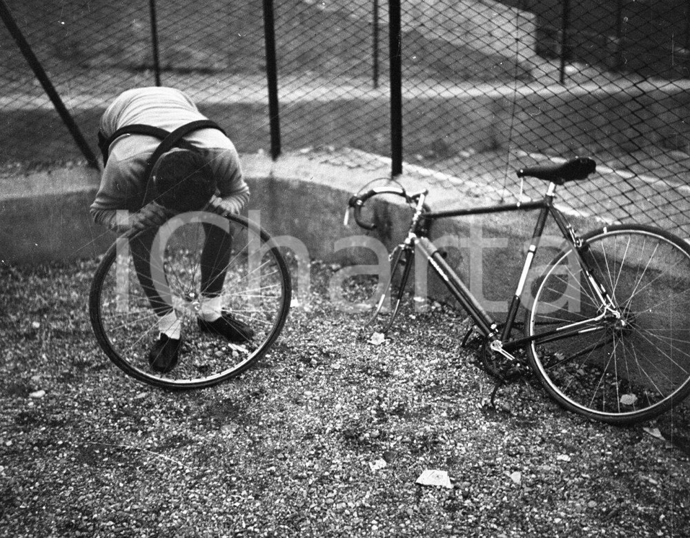 1948 BRESCIA CICLISMO Gino FILIPPINI ripara tubolare NEGATIVO ORIGINALE 2 Negativo originale in bianco e nero su pellicola.  E' SEVERAMENTE VIETATA LA RIPRODUZIONE.TUTTI I DIRITTI SONO RISERVATI.ICharta mette in vendita, sul negozio eBay e in esclusiva sul sito "icharta" il proprio archivio composto da numerose diapositive e negativi fotografici d'epoca, tutti originali e autentici.Si tratta di uno sguardo inedito sull'attualità, la politica, la vita quotidiana, il gossip e la cultura, che fotografa il cambiamento della nazione (e non solo) tra il 1890 ed il 1990 circa. Un'occasione unica per il mercato del collezionismo, che vede finalmente disponibile un archivio eccezionale per vastità, tematiche e condizioni, in un settore (il negativo fotografico e la diapositiva) di assoluta novità e dalle interessanti prospettive di investimento. CONDIZIONI:FAIR/discretoFORMATO: cm 6 x 4,5 originale e autentica 1
