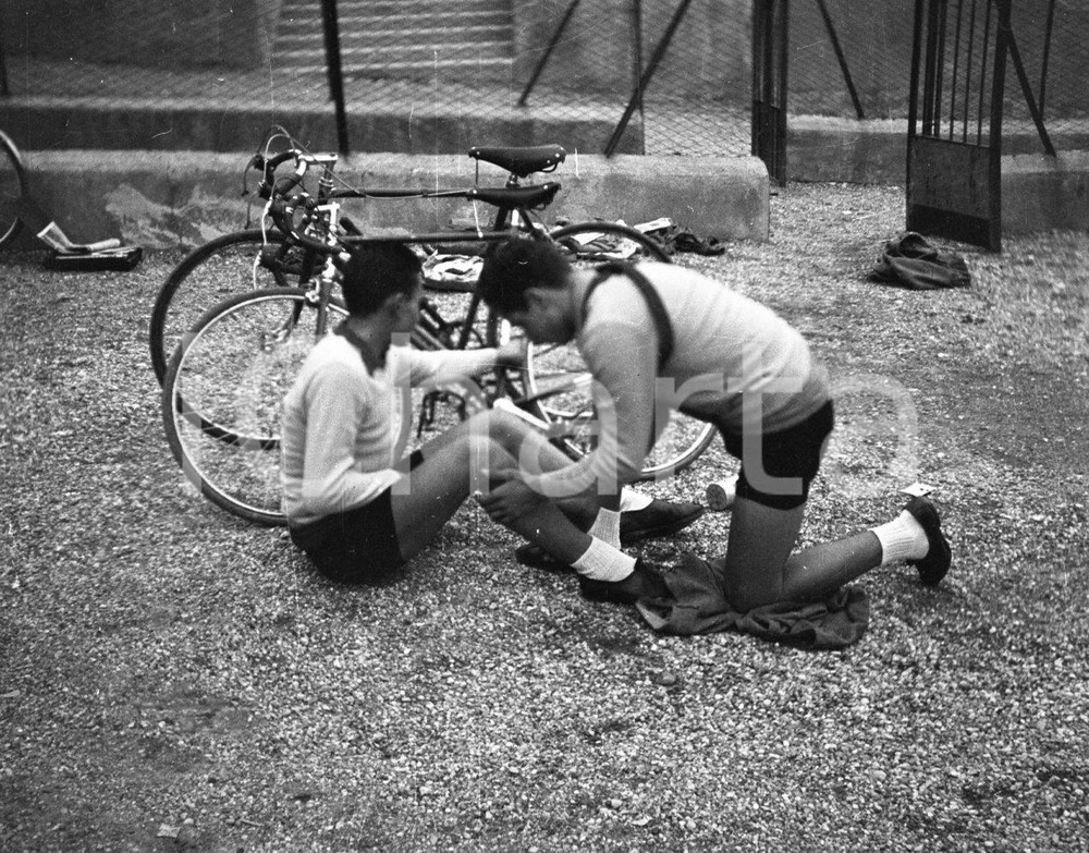 1948 BRESCIA Gino FILIPPINI aiuta compagno squadra RICCARDI NEGATIVO ORIGINALE Negativo originale in bianco e nero su pellicola.  E' SEVERAMENTE VIETATA LA RIPRODUZIONE.TUTTI I DIRITTI SONO RISERVATI.ICharta mette in vendita, sul negozio eBay e in esclusiva sul sito "icharta" il proprio archivio composto da numerose diapositive e negativi fotografici d'epoca, tutti originali e autentici.Si tratta di uno sguardo inedito sull'attualità, la politica, la vita quotidiana, il gossip e la cultura, che fotografa il cambiamento della nazione (e non solo) tra il 1890 ed il 1990 circa. Un'occasione unica per il mercato del collezionismo, che vede finalmente disponibile un archivio eccezionale per vastità, tematiche e condizioni, in un settore (il negativo fotografico e la diapositiva) di assoluta novità e dalle interessanti prospettive di investimento. CONDIZIONI:FAIR/discretoFORMATO: cm 6 x 4,5 originale e autentica 1