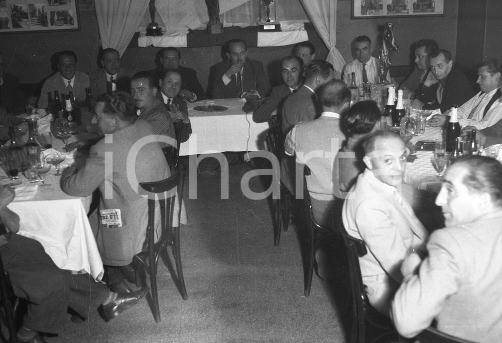 1948 BRESCIA Riunione Presidenti Società ciclistiche NEGATIVO ORIGINALE 1 Riconoscibile nell'immagine anche il sindaco Bruno BoniNegativo originale in bianco e nero su pellicola.  E' SEVERAMENTE VIETATA LA RIPRODUZIONE.TUTTI I DIRITTI SONO RISERVATI.ICharta mette in vendita, sul negozio eBay e in esclusiva sul sito "icharta" il proprio archivio composto da numerose diapositive e negativi fotografici d'epoca, tutti originali e autentici.Si tratta di uno sguardo inedito sull'attualità, la politica, la vita quotidiana, il gossip e la cultura, che fotografa il cambiamento della nazione (e non solo) tra il 1890 ed il 1990 circa. Un'occasione unica per il mercato del collezionismo, che vede finalmente disponibile un archivio eccezionale per vastità, tematiche e condizioni, in un settore (il negativo fotografico e la diapositiva) di assoluta novità e dalle interessanti prospettive di investimento. CONDIZIONI:FAIR/discretoFORMATO: cm 9 x 6 originale e autentica 1