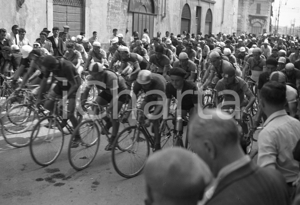 1948 SPORT CLUB BRESCIA Corsa ciclistica "La Gardesana" NEGATIVO ORIGINALE 1 Negativo originale in bianco e nero su pellicola.  E' SEVERAMENTE VIETATA LA RIPRODUZIONE.TUTTI I DIRITTI SONO RISERVATI.ICharta mette in vendita, sul negozio eBay e in esclusiva sul sito "icharta" il proprio archivio composto da numerose diapositive e negativi fotografici d'epoca, tutti originali e autentici.Si tratta di uno sguardo inedito sull'attualità, la politica, la vita quotidiana, il gossip e la cultura, che fotografa il cambiamento della nazione (e non solo) tra il 1890 ed il 1990 circa. Un'occasione unica per il mercato del collezionismo, che vede finalmente disponibile un archivio eccezionale per vastità, tematiche e condizioni, in un settore (il negativo fotografico e la diapositiva) di assoluta novità e dalle interessanti prospettive di investimento. CONDIZIONI:FAIR/discretoFORMATO: cm 9 x 6 originale e autentica 1