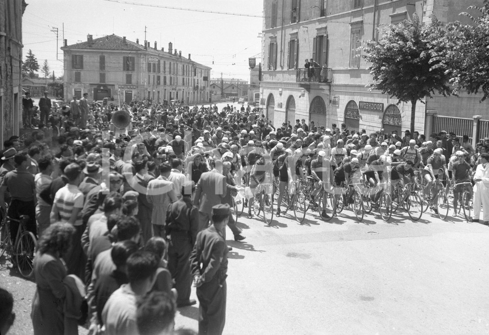 1948 SPORT CLUB  BRESCIA Corsa ciclistica "La Gardesana" NEGATIVO ORIGINALE 7 Negativo originale in bianco e nero su pellicola.  E' SEVERAMENTE VIETATA LA RIPRODUZIONE.TUTTI I DIRITTI SONO RISERVATI.ICharta mette in vendita, sul negozio eBay e in esclusiva sul sito "icharta" il proprio archivio composto da numerose diapositive e negativi fotografici d'epoca, tutti originali e autentici.Si tratta di uno sguardo inedito sull'attualità, la politica, la vita quotidiana, il gossip e la cultura, che fotografa il cambiamento della nazione (e non solo) tra il 1890 ed il 1990 circa. Un'occasione unica per il mercato del collezionismo, che vede finalmente disponibile un archivio eccezionale per vastità, tematiche e condizioni, in un settore (il negativo fotografico e la diapositiva) di assoluta novità e dalle interessanti prospettive di investimento. CONDIZIONI:FAIR/discretoFORMATO: cm 9 x 6 originale e autentica 1