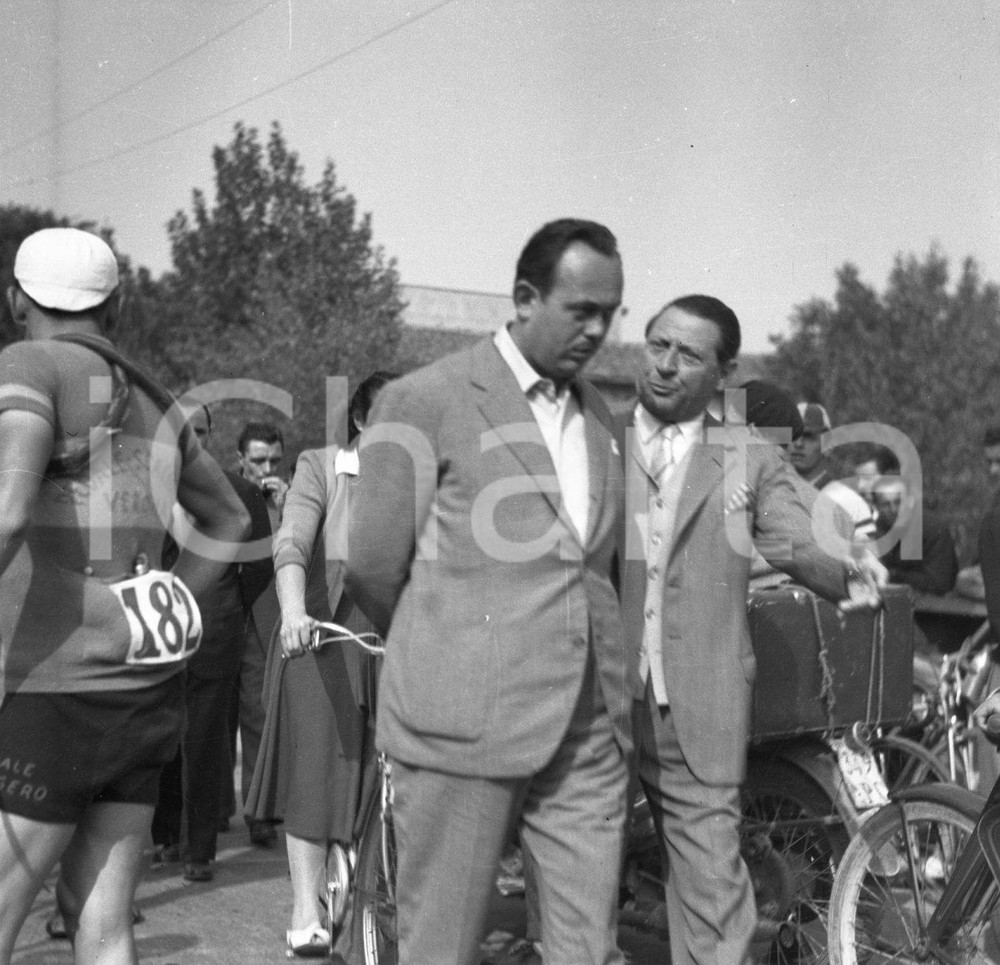 1948 BRESCIA  Sindaco BRUNO BONI corsa ciclist. Brescia-Mantova  NEGATIVO ORIG. Negativo originale in bianco e nero su pellicola.  E' SEVERAMENTE VIETATA LA RIPRODUZIONE.TUTTI I DIRITTI SONO RISERVATI.ICharta mette in vendita, sul negozio eBay e in esclusiva sul sito "icharta" il proprio archivio composto da numerose diapositive e negativi fotografici d'epoca, tutti originali e autentici.Si tratta di uno sguardo inedito sull'attualità, la politica, la vita quotidiana, il gossip e la cultura, che fotografa il cambiamento della nazione (e non solo) tra il 1890 ed il 1990 circa. Un'occasione unica per il mercato del collezionismo, che vede finalmente disponibile un archivio eccezionale per vastità, tematiche e condizioni, in un settore (il negativo fotografico e la diapositiva) di assoluta novità e dalle interessanti prospettive di investimento. CONDIZIONI:FAIR/discretoFORMATO: cm 6 x 6 originale e autentica 1