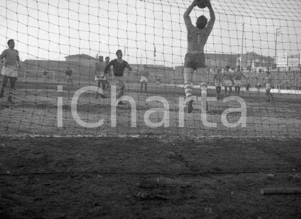 BRESCIA CALCIO 2 SPAL 2 Campionato 1949/50 serie B NEGATIVO ORIGINALE 8 18 ottobre 1949Negativo originale in bianco e nero su pellicola.  E' SEVERAMENTE VIETATA LA RIPRODUZIONE.TUTTI I DIRITTI SONO RISERVATI.ICharta mette in vendita, sul negozio eBay e in esclusiva sul sito "icharta" il proprio archivio composto da numerose diapositive e negativi fotografici d'epoca, tutti originali e autentici.Si tratta di uno sguardo inedito sull'attualità, la politica, la vita quotidiana, il gossip e la cultura, che fotografa il cambiamento della nazione (e non solo) tra il 1890 ed il 1990 circa. Un'occasione unica per il mercato del collezionismo, che vede finalmente disponibile un archivio eccezionale per vastità, tematiche e condizioni, in un settore (il negativo fotografico e la diapositiva) di assoluta novità e dalle interessanti prospettive di investimento. CONDIZIONI:FAIR/discretoFORMATO: cm 6 x 4,5 originale e autentica 1