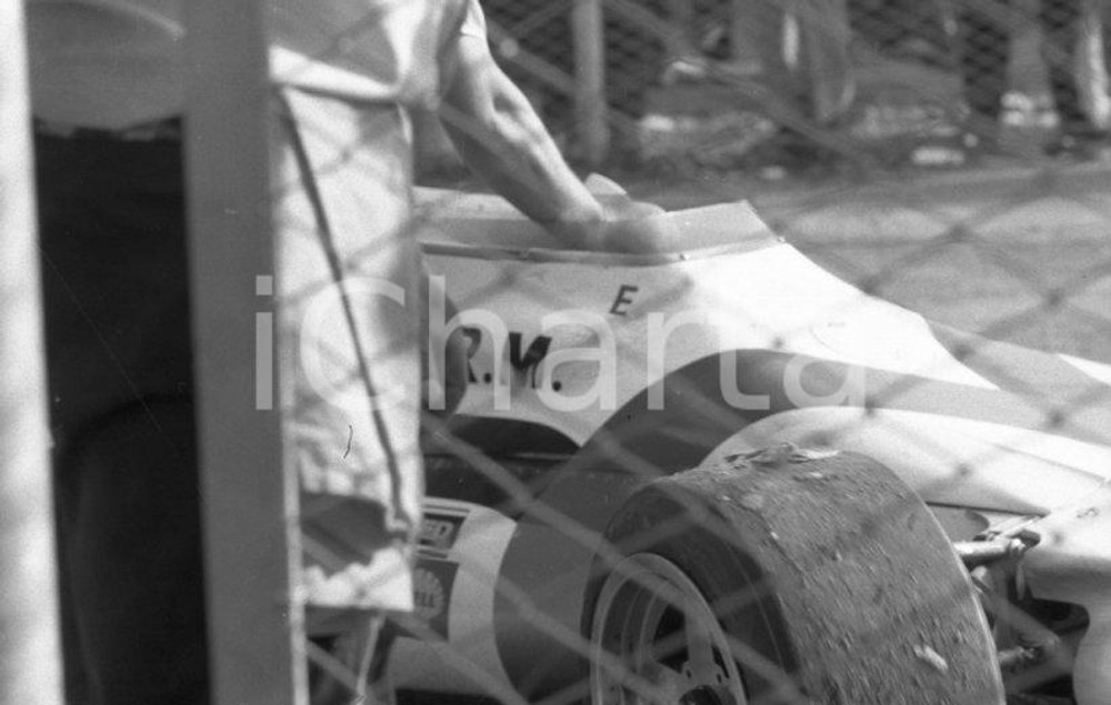 1971 MONZA F1 BRM di Peter GETHIN dopo la vittoria (1) NEGATIVO ORIGINALE Negativo originale in bianco e nero su pellicola.  E' SEVERAMENTE VIETATA LA RIPRODUZIONE.TUTTI I DIRITTI SONO RISERVATI.ICharta mette in vendita, sul negozio eBay e in esclusiva sul sito "icharta" il proprio archivio composto da numerose diapositive e negativi fotografici d'epoca, tutti originali e autentici.Si tratta di uno sguardo inedito sull'attualità, la politica, la vita quotidiana, il gossip e la cultura, che fotografa il cambiamento della nazione (e non solo) tra il 1890 ed il 1990 circa. Un'occasione unica per il mercato del collezionismo, che vede finalmente disponibile un archivio eccezionale per vastità, tematiche e condizioni, in un settore (il negativo fotografico e la diapositiva) di assoluta novità e dalle interessanti prospettive di investimento. CONDIZIONI:FAIR/discretoFORMATO: cm 3,5 x 3,5 originale e autentica 1