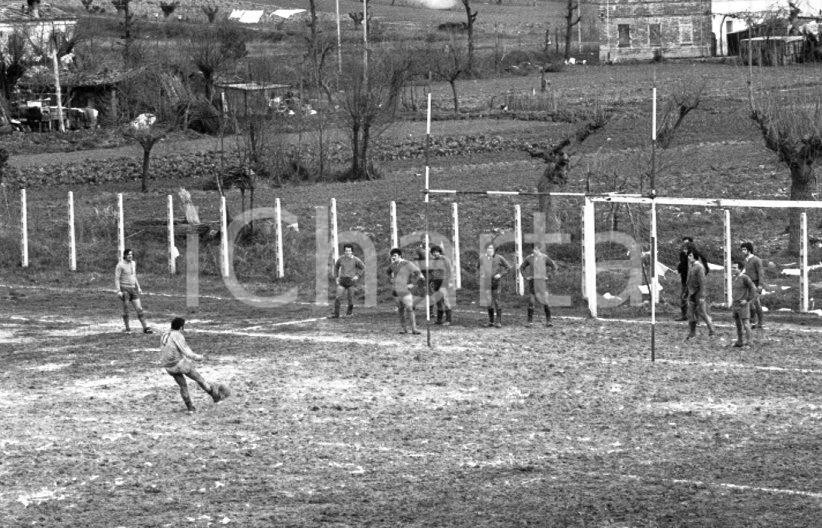 1972 ITALA RUGBY squadre non identificate  NEGATIVO ORIGINALE Negativo originale in bianco e nero su pellicola.  E' SEVERAMENTE VIETATA LA RIPRODUZIONE.TUTTI I DIRITTI SONO RISERVATI.ICharta mette in vendita, sul negozio eBay e in esclusiva sul sito "icharta" il proprio archivio composto da numerose diapositive e negativi fotografici d'epoca, tutti originali e autentici.Si tratta di uno sguardo inedito sull'attualità, la politica, la vita quotidiana, il gossip e la cultura, che fotografa il cambiamento della nazione (e non solo) tra il 1890 ed il 1990 circa. Un'occasione unica per il mercato del collezionismo, che vede finalmente disponibile un archivio eccezionale per vastità, tematiche e condizioni, in un settore (il negativo fotografico e la diapositiva) di assoluta novità e dalle interessanti prospettive di investimento. CONDIZIONI:FAIR/discretoFORMATO: mm 35 originale e autentica 1