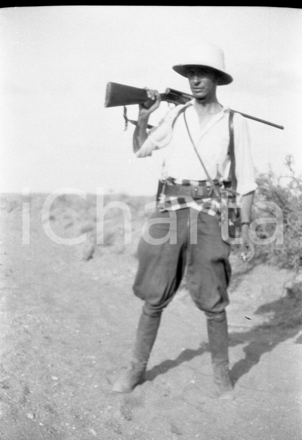 1936 LIBIA Fezzan Ritratto di Giuseppe SCORTECCI NEGATIVO ORIGINALE 4 Negativo originale in bianco e nero su pellicola.  E' SEVERAMENTE VIETATA LA RIPRODUZIONE.TUTTI I DIRITTI SONO RISERVATI.ICharta mette in vendita, sul negozio eBay e in esclusiva sul sito "icharta" il proprio archivio composto da numerose diapositive e negativi fotografici d'epoca, tutti originali e autentici.Si tratta di uno sguardo inedito sull'attualità, la politica, la vita quotidiana, il gossip e la cultura, che fotografa il cambiamento della nazione (e non solo) tra il 1890 ed il 1990 circa. Un'occasione unica per il mercato del collezionismo, che vede finalmente disponibile un archivio eccezionale per vastità, tematiche e condizioni, in un settore (il negativo fotografico e la diapositiva) di assoluta novità e dalle interessanti prospettive di investimento. CONDIZIONI:FAIR/discretoFORMATO: cm 6 x 9 originale e autentica 1