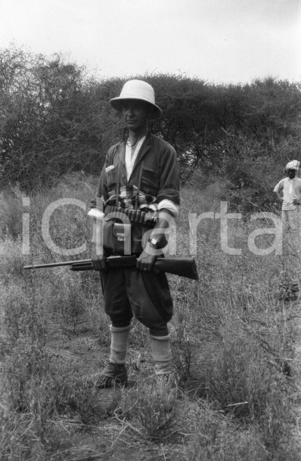 1936 LIBIA Fezzan Ritratto di Giuseppe SCORTECCI NEGATIVO ORIGINALE 2 Negativo originale in bianco e nero su pellicola.  E' SEVERAMENTE VIETATA LA RIPRODUZIONE.TUTTI I DIRITTI SONO RISERVATI.ICharta mette in vendita, sul negozio eBay e in esclusiva sul sito "icharta" il proprio archivio composto da numerose diapositive e negativi fotografici d'epoca, tutti originali e autentici.Si tratta di uno sguardo inedito sull'attualità, la politica, la vita quotidiana, il gossip e la cultura, che fotografa il cambiamento della nazione (e non solo) tra il 1890 ed il 1990 circa. Un'occasione unica per il mercato del collezionismo, che vede finalmente disponibile un archivio eccezionale per vastità, tematiche e condizioni, in un settore (il negativo fotografico e la diapositiva) di assoluta novità e dalle interessanti prospettive di investimento. CONDIZIONI:FAIR/discretoFORMATO: cm 6 x 9 originale e autentica 1