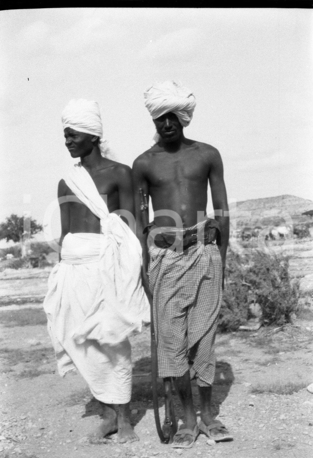 1936 LIBIA Fezzan Viaggio di Giuseppe SCORTECCI NEGATIVO ORIGINALE 8 Negativo originale in bianco e nero su pellicola.  E' SEVERAMENTE VIETATA LA RIPRODUZIONE.TUTTI I DIRITTI SONO RISERVATI.ICharta mette in vendita, sul negozio eBay e in esclusiva sul sito "icharta" il proprio archivio composto da numerose diapositive e negativi fotografici d'epoca, tutti originali e autentici.Si tratta di uno sguardo inedito sull'attualità, la politica, la vita quotidiana, il gossip e la cultura, che fotografa il cambiamento della nazione (e non solo) tra il 1890 ed il 1990 circa. Un'occasione unica per il mercato del collezionismo, che vede finalmente disponibile un archivio eccezionale per vastità, tematiche e condizioni, in un settore (il negativo fotografico e la diapositiva) di assoluta novità e dalle interessanti prospettive di investimento. CONDIZIONI:FAIR/discretoFORMATO: cm 6 x 9 originale e autentica 1