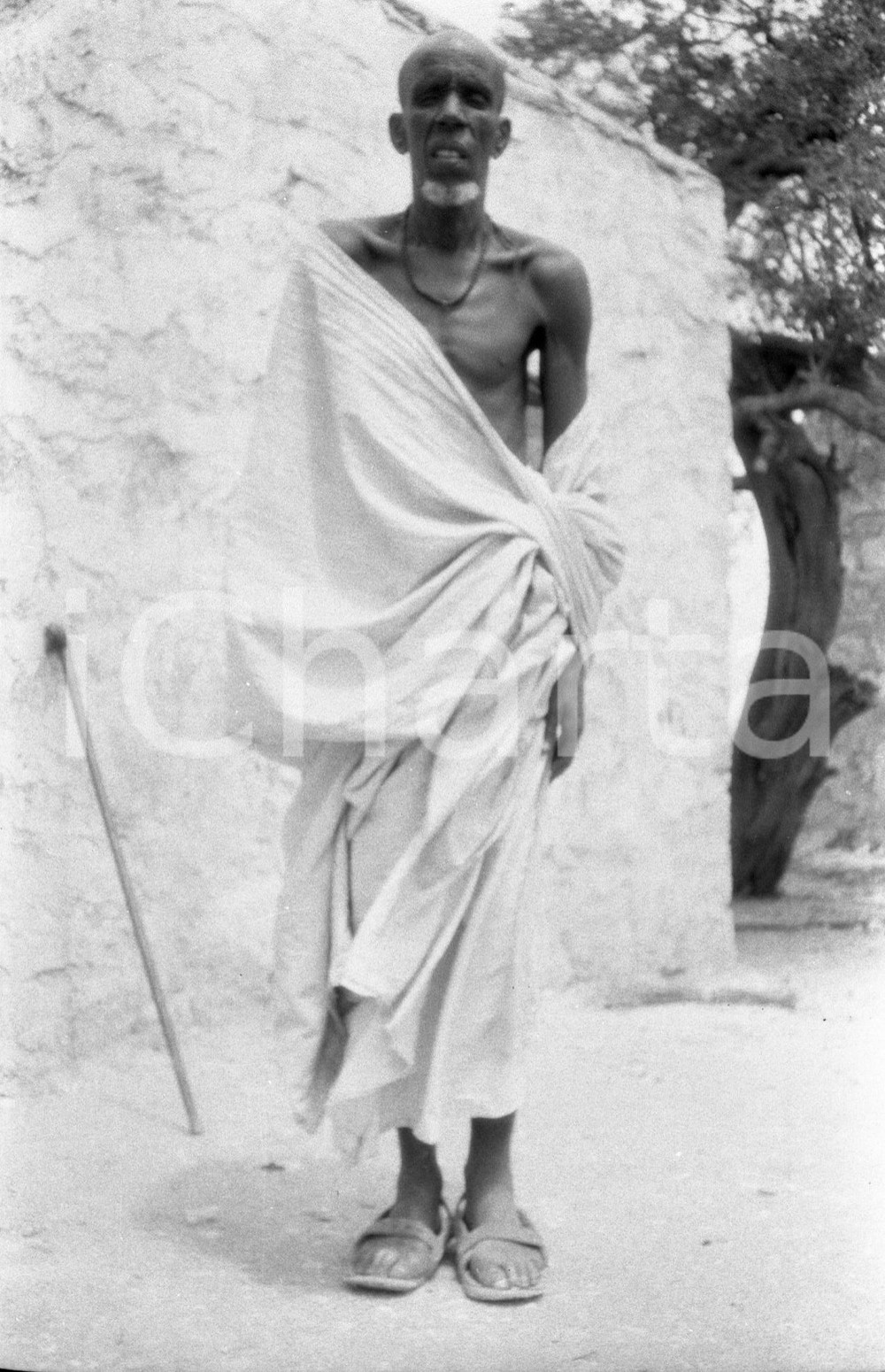 1936 LIBIA Fezzan Viaggio di Giuseppe SCORTECCI NEGATIVO ORIGINALE 13 Negativo originale in bianco e nero su pellicola.  E' SEVERAMENTE VIETATA LA RIPRODUZIONE.TUTTI I DIRITTI SONO RISERVATI.ICharta mette in vendita, sul negozio eBay e in esclusiva sul sito "icharta" il proprio archivio composto da numerose diapositive e negativi fotografici d'epoca, tutti originali e autentici.Si tratta di uno sguardo inedito sull'attualità, la politica, la vita quotidiana, il gossip e la cultura, che fotografa il cambiamento della nazione (e non solo) tra il 1890 ed il 1990 circa. Un'occasione unica per il mercato del collezionismo, che vede finalmente disponibile un archivio eccezionale per vastità, tematiche e condizioni, in un settore (il negativo fotografico e la diapositiva) di assoluta novità e dalle interessanti prospettive di investimento. CONDIZIONI:FAIR/discretoFORMATO: cm 6 x 9 originale e autentica 1
