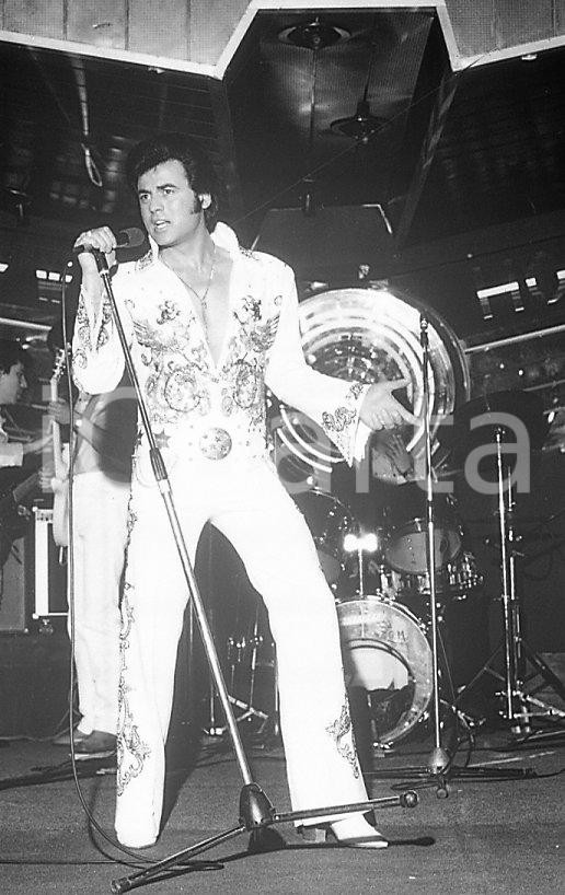 1982 MILANO Antonio CIACCI "LITTLE TONY provini per Durium NEGATIVO ORIGINALE 4 Negativo originale in bianco e nero su pellicola.  E' SEVERAMENTE VIETATA LA RIPRODUZIONE.TUTTI I DIRITTI SONO RISERVATI.ICharta mette in vendita, sul negozio eBay e in esclusiva sul sito "icharta" il proprio archivio composto da numerose diapositive e negativi fotografici d'epoca, tutti originali e autentici.Si tratta di uno sguardo inedito sull'attualità, la politica, la vita quotidiana, il gossip e la cultura, che fotografa il cambiamento della nazione (e non solo) tra il 1890 ed il 1990 circa. Un'occasione unica per il mercato del collezionismo, che vede finalmente disponibile un archivio eccezionale per vastità, tematiche e condizioni, in un settore (il negativo fotografico e la diapositiva) di assoluta novità e dalle interessanti prospettive di investimento. CONDIZIONI:FAIR/discretoFORMATO: 35mm originale e autentica 1