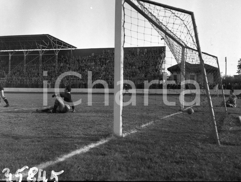 1952 CALCIO BRESCIA 4 SIRACUSA 1  Portiere battuto NEGATIVO ORIGINALE Campionato 1952/53 serie B 3° giornata 28 settembre 1952Negativo originale in bianco e nero su pellicola.  E' SEVERAMENTE VIETATA LA RIPRODUZIONE.TUTTI I DIRITTI SONO RISERVATI.ICharta mette in vendita, sul negozio eBay e in esclusiva sul sito "icharta" il proprio archivio composto da numerose diapositive e negativi fotografici d'epoca, tutti originali e autentici.Si tratta di uno sguardo inedito sull'attualità, la politica, la vita quotidiana, il gossip e la cultura, che fotografa il cambiamento della nazione (e non solo) tra il 1890 ed il 1990 circa. Un'occasione unica per il mercato del collezionismo, che vede finalmente disponibile un archivio eccezionale per vastità, tematiche e condizioni, in un settore (il negativo fotografico e la diapositiva) di assoluta novità e dalle interessanti prospettive di investimento. CONDIZIONI:FAIR/discretoFORMATO: cm 6 x 4,5 originale e autentica 1