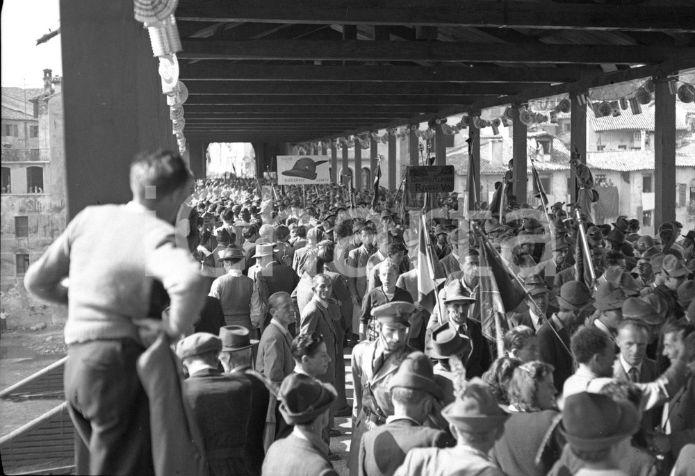 Fotografia d epoca originale 1948 BASSANO DEL GRAPPA Alpini sul ponte all inaugurazione NEGATIVO ORIGINALE 1