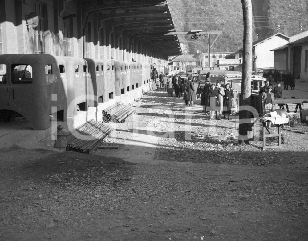 1947 GARDONE VALTROMPIA Sciopero per la chiusura della OM (8) NEGATIVO ORIGINALE Nel negativo compaiono le cabine degli autocarri.Negativo originale artistico in bianco e nero, su pellicola, in formato cm 6 x 4,5 CONDIZIONI: FAIR ICharta mette in vendita, sul negozio eBay e in esclusiva sul sito "icharta" il proprio archivio composto da numerose diapositive e negativi fotografici d'epoca, tutti originali e autentici, che attraversano la storia del costume italiano tra gli la fine degli anni Sessanta e Novanta.Si tratta di uno sguardo inedito sull'attualità, la politica, la vita quotidiana, il gossip e la cultura, che fotografa il cambiamento della nazione in quest'ultimo scorcio del XX secolo. Un'occasione unica per il mercato del collezionismo, che vede finalmente disponibile un archivio eccezionale per vastità, tematiche e condizioni, in un settore (il negativo fotografico e la diapositiva) di assoluta novità e dalle interessanti prospettive di investimento. CONDIZIONI:FAIR/discreto originale e autentica 1