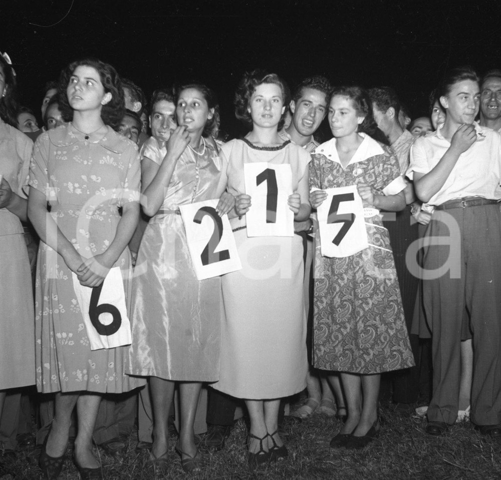 1950 COGOZZO VALTROMPIA  (BS) Elezione miss "Vie Nuove" (8) NEGATIVO ORIGINALE Nel negativo la vincitrice con altre concorrenti.Negativo originale artistico in bianco e nero, su pellicola, in formato cm 6 x 6 CONDIZIONI: FAIR ICharta mette in vendita, sul negozio eBay e in esclusiva sul sito "icharta" il proprio archivio composto da numerose diapositive e negativi fotografici d'epoca, tutti originali e autentici, che attraversano la storia del costume italiano tra gli la fine degli anni Sessanta e Novanta.Si tratta di uno sguardo inedito sull'attualità, la politica, la vita quotidiana, il gossip e la cultura, che fotografa il cambiamento della nazione in quest'ultimo scorcio del XX secolo. Un'occasione unica per il mercato del collezionismo, che vede finalmente disponibile un archivio eccezionale per vastità, tematiche e condizioni, in un settore (il negativo fotografico e la diapositiva) di assoluta novità e dalle interessanti prospettive di investimento. CONDIZIONI:FAIR/discreto originale e autentica 1