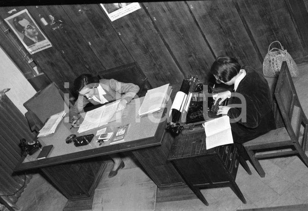 1950 BRESCIA Redazione dell'"UNITÀ" via Gramsci (6) NEGATIVO ORIGINALE Negativo originale artistico in bianco e nero, su pellicola, in formato cm 9 x 6 CONDIZIONI: FAIR ICharta mette in vendita, sul negozio eBay e in esclusiva sul sito "icharta" il proprio archivio composto da numerose diapositive e negativi fotografici d'epoca, tutti originali e autentici, che attraversano la storia del costume italiano tra gli la fine degli anni Sessanta e Novanta.Si tratta di uno sguardo inedito sull'attualità, la politica, la vita quotidiana, il gossip e la cultura, che fotografa il cambiamento della nazione in quest'ultimo scorcio del XX secolo. Un'occasione unica per il mercato del collezionismo, che vede finalmente disponibile un archivio eccezionale per vastità, tematiche e condizioni, in un settore (il negativo fotografico e la diapositiva) di assoluta novità e dalle interessanti prospettive di investimento. CONDIZIONI:FAIR/discreto originale e autentica 1