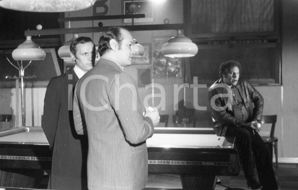 1975 MILANO ODIA: LA POLIZIA NON PUÒ SPARARE scatto sul set NEGATIVO ORIGINALE 3 Nel negativo Mario PIAVE e Luciano CATENACCINegativo originale in bianco e nero su pellicola.  E' SEVERAMENTE VIETATA LA RIPRODUZIONE.TUTTI I DIRITTI SONO RISERVATI.ICharta mette in vendita, sul negozio eBay e in esclusiva sul sito "icharta" il proprio archivio composto da numerose diapositive e negativi fotografici d'epoca, tutti originali e autentici.Si tratta di uno sguardo inedito sull'attualità, la politica, la vita quotidiana, il gossip e la cultura, che fotografa il cambiamento della nazione (e non solo) tra il 1890 ed il 1990 circa. Un'occasione unica per il mercato del collezionismo, che vede finalmente disponibile un archivio eccezionale per vastità, tematiche e condizioni, in un settore (il negativo fotografico e la diapositiva) di assoluta novità e dalle interessanti prospettive di investimento. CONDIZIONI:FAIR/discretoFORMATO: 35mm originale e autentica 1