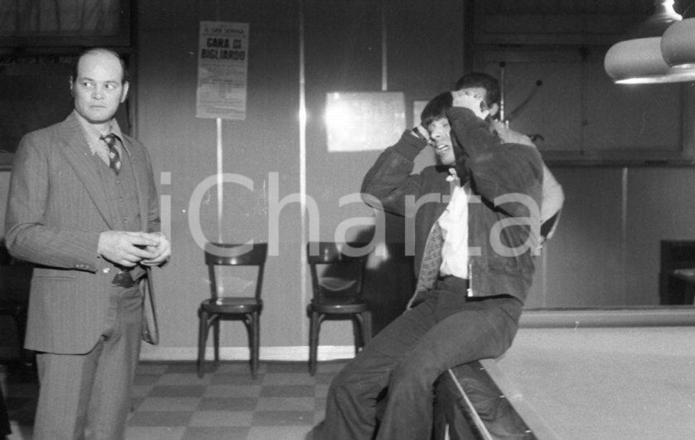 1975 MILANO ODIA: LA POLIZIA NON PUÒ SPARARE scatto sul set NEGATIVO ORIGINALE 9 Nel negativo Luciano CATENACCI E Tomas MILIANNegativo originale in bianco e nero su pellicola.  E' SEVERAMENTE VIETATA LA RIPRODUZIONE.TUTTI I DIRITTI SONO RISERVATI.ICharta mette in vendita, sul negozio eBay e in esclusiva sul sito "icharta" il proprio archivio composto da numerose diapositive e negativi fotografici d'epoca, tutti originali e autentici.Si tratta di uno sguardo inedito sull'attualità, la politica, la vita quotidiana, il gossip e la cultura, che fotografa il cambiamento della nazione (e non solo) tra il 1890 ed il 1990 circa. Un'occasione unica per il mercato del collezionismo, che vede finalmente disponibile un archivio eccezionale per vastità, tematiche e condizioni, in un settore (il negativo fotografico e la diapositiva) di assoluta novità e dalle interessanti prospettive di investimento. CONDIZIONI:FAIR/discretoFORMATO: 35mm originale e autentica 1