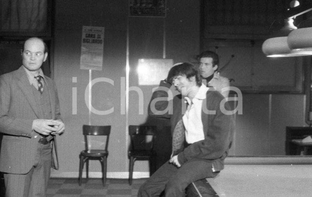 1975 MILANO ODIA: LA POLIZIA NON PUÒ SPARARE scatto sul set NEGATIVO ORIGINALE 8 Nel negativo Luciano CATENACCI E Tomas MILIANNegativo originale in bianco e nero su pellicola.  E' SEVERAMENTE VIETATA LA RIPRODUZIONE.TUTTI I DIRITTI SONO RISERVATI.ICharta mette in vendita, sul negozio eBay e in esclusiva sul sito "icharta" il proprio archivio composto da numerose diapositive e negativi fotografici d'epoca, tutti originali e autentici.Si tratta di uno sguardo inedito sull'attualità, la politica, la vita quotidiana, il gossip e la cultura, che fotografa il cambiamento della nazione (e non solo) tra il 1890 ed il 1990 circa. Un'occasione unica per il mercato del collezionismo, che vede finalmente disponibile un archivio eccezionale per vastità, tematiche e condizioni, in un settore (il negativo fotografico e la diapositiva) di assoluta novità e dalle interessanti prospettive di investimento. CONDIZIONI:FAIR/discretoFORMATO: 35mm originale e autentica 1