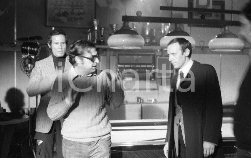 1975 MILANO ODIA: LA POLIZIA NON PUÒ SPARARE set NEGATIVO ORIGINALE 13 Nel negativo Mario PIAVE  Henry SILVA Umberto LenziNegativo originale in bianco e nero su pellicola.  E' SEVERAMENTE VIETATA LA RIPRODUZIONE.TUTTI I DIRITTI SONO RISERVATI.ICharta mette in vendita, sul negozio eBay e in esclusiva sul sito "icharta" il proprio archivio composto da numerose diapositive e negativi fotografici d'epoca, tutti originali e autentici.Si tratta di uno sguardo inedito sull'attualità, la politica, la vita quotidiana, il gossip e la cultura, che fotografa il cambiamento della nazione (e non solo) tra il 1890 ed il 1990 circa. Un'occasione unica per il mercato del collezionismo, che vede finalmente disponibile un archivio eccezionale per vastità, tematiche e condizioni, in un settore (il negativo fotografico e la diapositiva) di assoluta novità e dalle interessanti prospettive di investimento. CONDIZIONI:FAIR/discretoFORMATO: 35mm originale e autentica 1